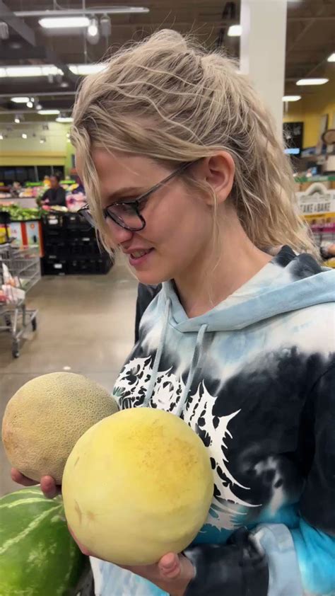 nackte frauen mit titen|Touch My Melons .